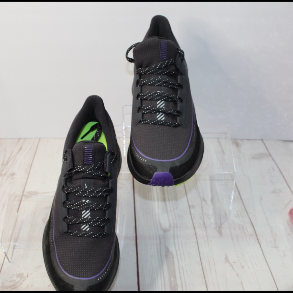 Nike ~ run utility shield